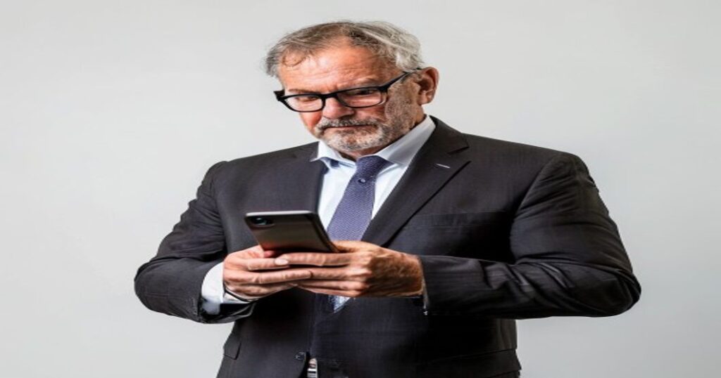 Martin Cooper, Padre Del Teléfono Móvil: &Quot;Me Deja Desolado Ver A Alguien Cruzando La Calle Mirando El Móvil&Quot;